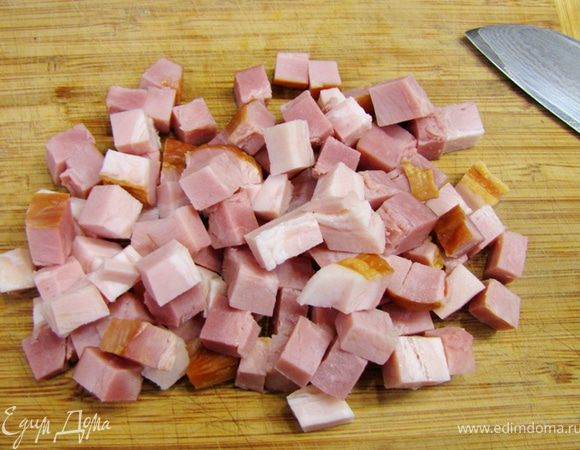 Порежьте бекон на кубики по 1 сантиметру.