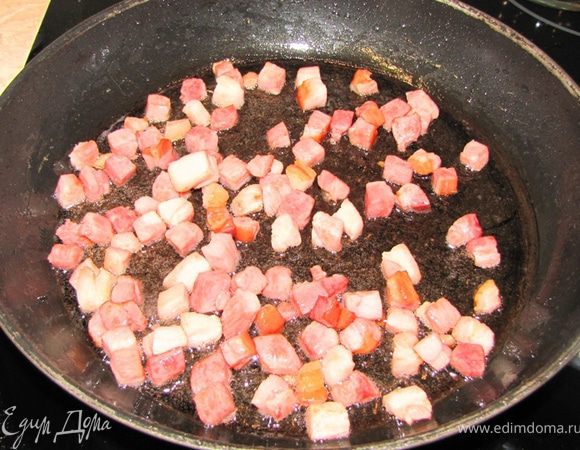 Нагрейте растительное масло в сковороде на среднем огне.
Обжарьте бекон со всех сторон до корочки.