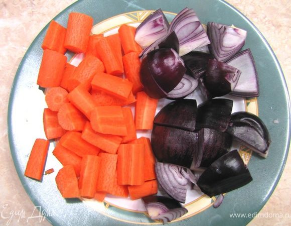 Уберите шумовкой бекон из сковороды и положите в дуршлаг - стекать.
Вылейте обратно жир, стекший с бекона.
Разрежьте морковь на кусочки длиной два - три сантиметра. Если кусочки в диаметре составляют больше полутора сантиметров - разрежьте вдоль кусочка (возможно на четыре части). Главное, чтобы кусочки морковки были примерно одинаковые.
Почистите лук и порежьте крупно на восемь частей.