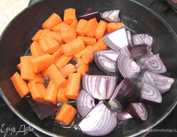 Обжарьте лук с морковью в масле, оставшимся от бекона минут 10, периодически помешивая.