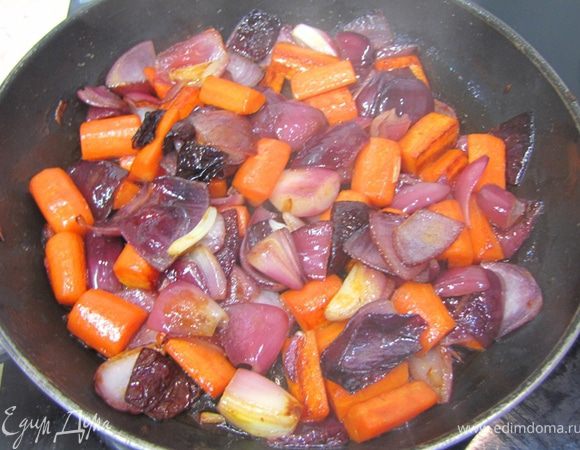 Лук и морковь должны карамелизоваться