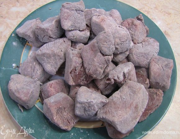 Теперь я использую несколько облегченный способ обжаривания. Для этого мясо складываем в пакет.
Насыпаем муку и хорошенько встряхиваем.