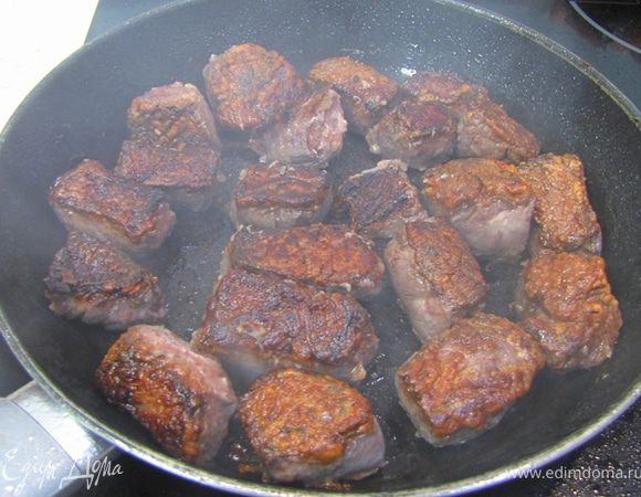 Обжариваем мясо со всех сторон до золотистой корочки.