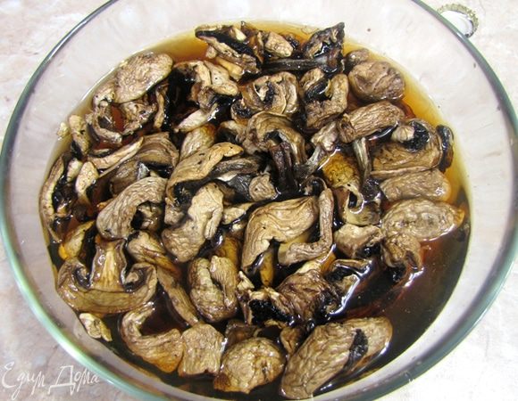 тавим в духовку, предварительно разогретую до 150 градусов. Примерно на три часа (до мягкости мяса).
Тем временем замачиваем грибы, если они сушеные или обжариваем в масле, если они свежие.