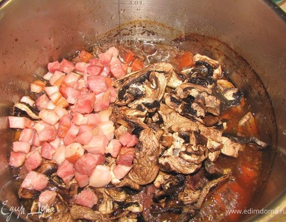 Вытащите мясо с морковью.
Если вы хотите, чтобы вкус моркови был бесподобен - выбросьте морковь в котором тушилось мясо и подготовьте новые три (аналогичным способом).
Теперь вы уже обжарили грибы, поэтому обжариваем новую морковь, порезанную также минут десять на среднем огне. Если у вас есть мелкий маринованный лук - обжарьте вместе с морковью.
Пропустите через сито оставшиеся соки от мяса.
Поставьте кастрюлю на половину огня и собирайте жир, всплывающей на стороне, где соус не кипит. Когда соберете весь жир (около 30 минут) Кладите мясо обратно.
Нагрейте, положите обжаренные овощи и обжаренную ранее свиную грудинку.