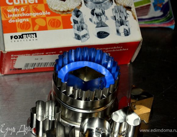 Разогреть духовку до 190гр.
Тесто раскатать,сначала    использовать формочку основную,вырезать одиннаковое кол-во печенье,которое идет под основу джема.А затем столько же ,что идет с вырезанной выемкой.