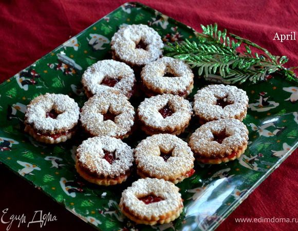 Выпекать на поддоне,выложив пергаментную бумагу для выпечки. Примерно 8-10мин.Готовые выложить на решетку и остудить.Затем каждую половинку смазать джемом накрыть второй половинкой.Печенье обсыпать сах.пудрой.Дать постоять.
