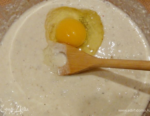 Соль, сахар, дрожжи и черный перец залейте кислым молоком комнатной температуры. Перемешайте, добавьте яйцо.