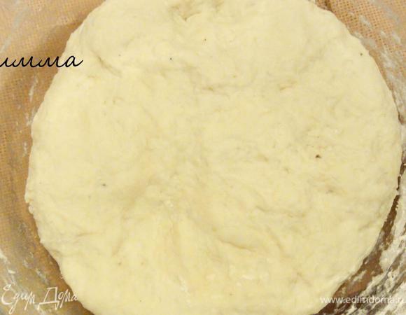 Всыпьте муку, замесите тесто. В конце замеса влейте растопленное сливочное масло. Накройте тесто и поставьте в теплое место на 1,5 часа. Пока тесто расстаивается, сделайте обминку.