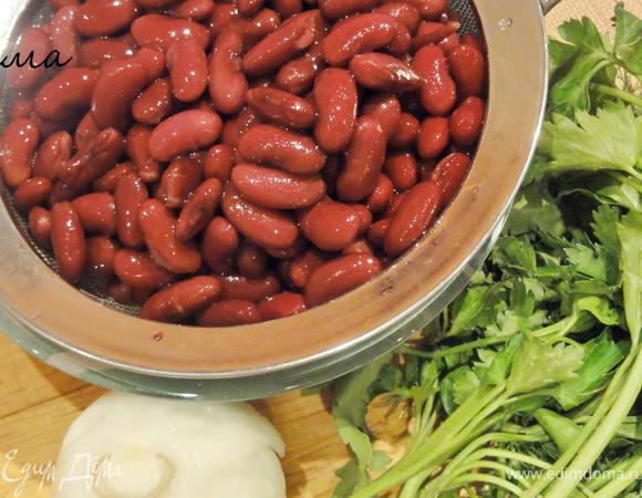 Теперь приготовьте начинку. Фасоль необходимо предварительно отварить.
Я себе процесс ускорила, открыв две банки консервированной красной фасоли)

