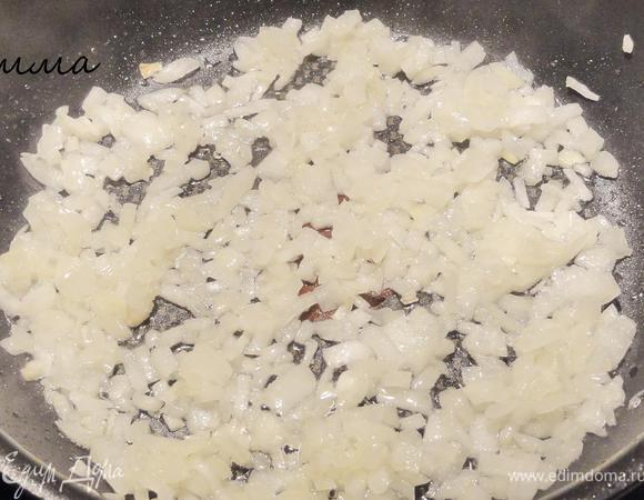 Нарежьте мелко лук и обжарьте на растительном масле (1 ст.лож)