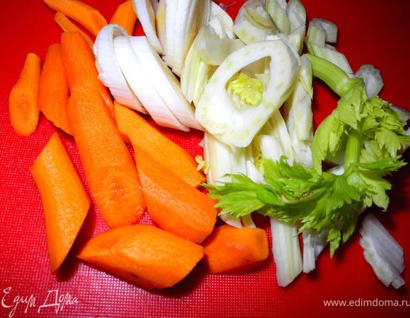 Кролика разделать на порционные куски (я взяла 2 лапки), промыть, обсушить бумажным полотенцем, посолить, обвалять в муке  и обжарить на разогретой сковороде в оливковом масле до румяной корочки.  Добавить лук, порезанный перьями (луковицу пополам и вдоль), фенхель - круными кусочками, лук-порей - кружочками, и обжарить все вместе в  течение нескольких минут.
