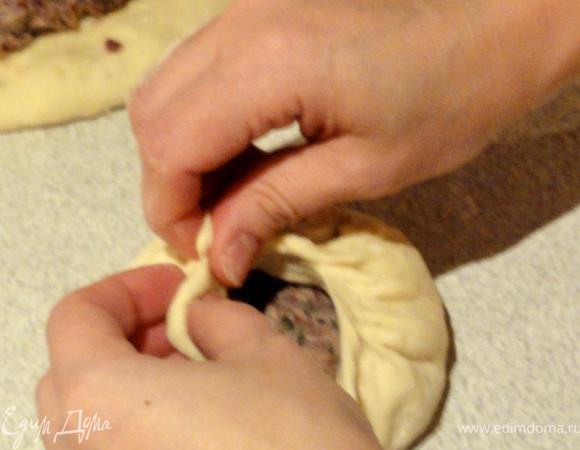 Края лепешки соберите к центру.