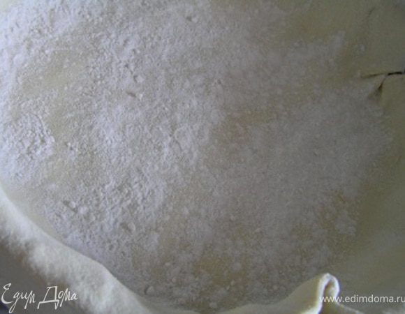 уложить в форму для выпечки, чтобы свисали края, посыпать крахмалом.
