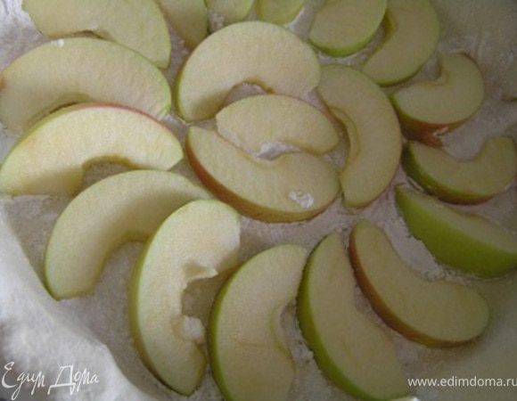 Яблоки нарезать дольками, разложить,
