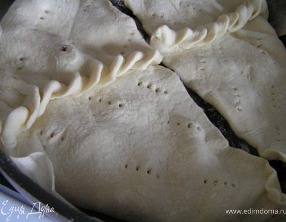 защипить края теста, проткнуть вилкой в нескольких местах.