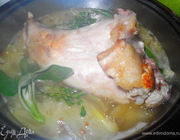 Залить шампанским, добавить тимьян, розмарин и шалфей и  и тушить минут 30 на медленном огне. Шампанское должно лишь немного покрывать кролика, в процессе готовке оно должно выпариться почти полностью, если выпарится раньше, чем приготовится кролик, то нужно добавить еще шампанского. От вкуса шампанского будет зависеть вкус соуса и кролика, если шампанское сладкое, то и соус сладковатый, если сухое - кислый. У меня было полусладкое шампанское, и мне очень понравился сладковатый вкус соуса. Вы выбирайте то, что вам больше нравится.
