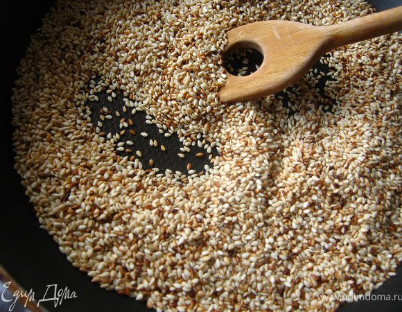 Кунжут поджарить на сковороде до слегка золотистого цвета
