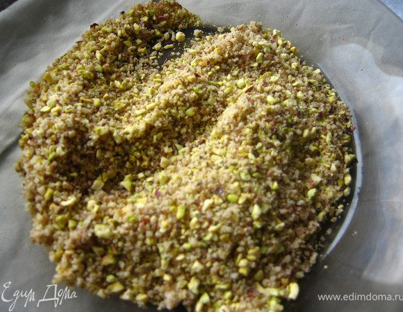 Орехи очистить и смолоть в блендере в крошку 