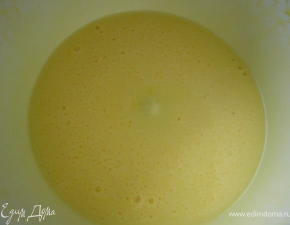 Яйцо взбить с сахаром. Масло растопить,дать немного остыть и добавить к яйцу.
