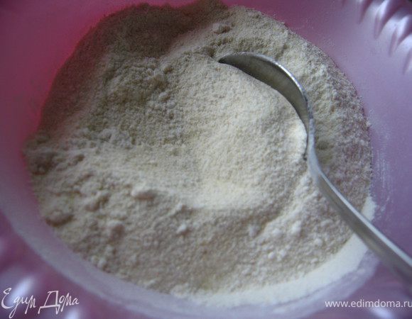 Муку, манную крупу, соль и разрыхлитель смешать.
