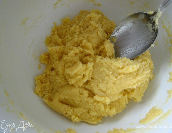 Добавить к масляно-яичной смеси. Перемешать. Получиться тесто не липнущее к рукам. 