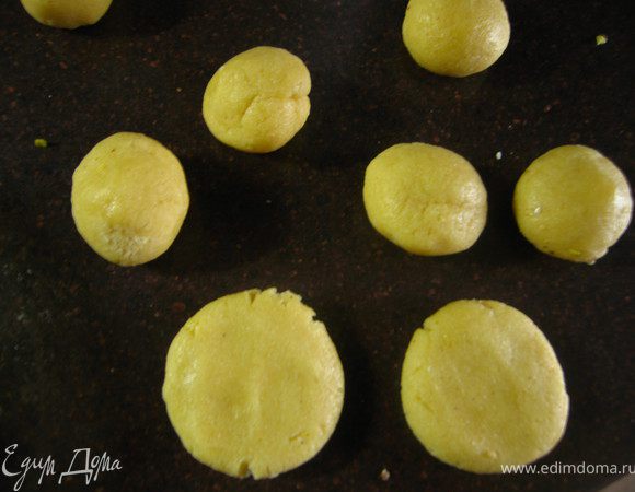 Сформировать небольшие шарики(15шт). Из шариков лепешечки толщиной примерно 0,7см 
