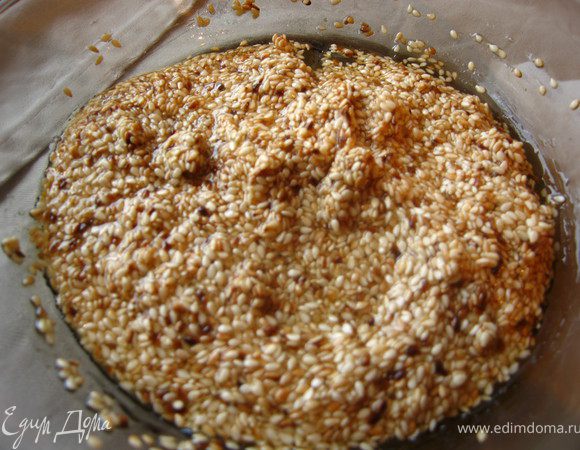 Противень выстелили бумагой для выпечки. В микро или в кастрюльке растопили мед,добавили кунжут и быстро перемешали. 