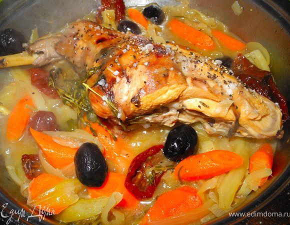 Затем добавить вяленые томаты и маслины, чеснок, бальзамический уксус и тушить до мягкости (примерно час). За 20 мин до готовности добавить морковку, посолить и поперчить. Морковь можно добавить и раньше, просто я люблю, когда она немного твердовата. 