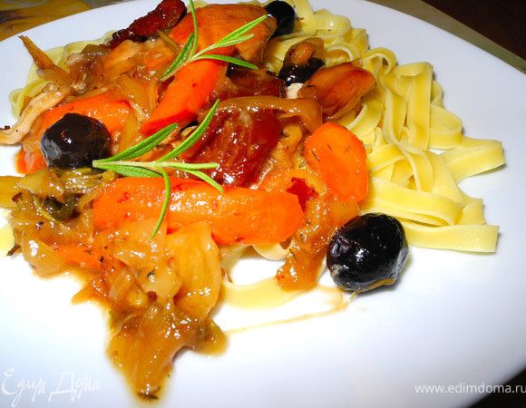 Кролик получается великолепный, очень душистый, в средиземноморском стиле. Необыкновенно вкусный соус из выпарившегося шампанского, фенхеля, лука, чеснока и сельдерея. Подавала я его с великолепными яичными тальятелле, очень органично получилось))) 