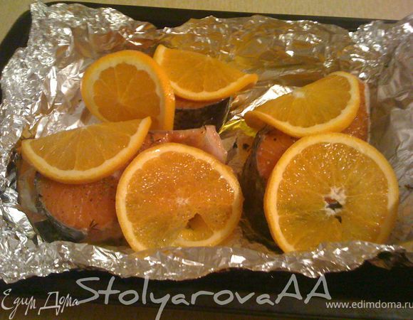  Апельсин вымыть и нарезать кружками вместе с кожурой. Семгу посыпать орегано, тимьяном, посолить, поперчить и выложить в жаропрочную форму. Взбрызнуть рыбу оливковым маслом, обложить кружками апельсина и оставить мариноваться на 20-30 минут. 