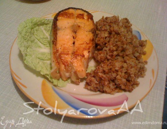  Можно готовый кусочек рыбы обжарить на раскаленной сковороде по 1 минуте на каждой стороне, для появления румянца. Готовую рыбу присыпать петрушкой и подавать.