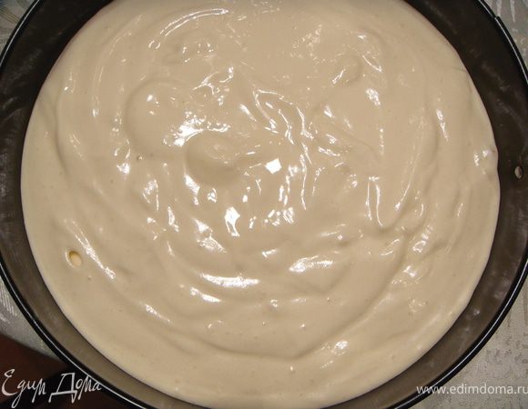 Белки взбить миксером, добавить 1 стакан сахара. Взбивать до плотной массы. Затем добавлять по одному желтку и продолжать взбивать. Всыпать 1 стакан просеянной муки и аккуратно перемешать. Разъемную форму смазать сливочным маслом и выложить в нее тесто. 