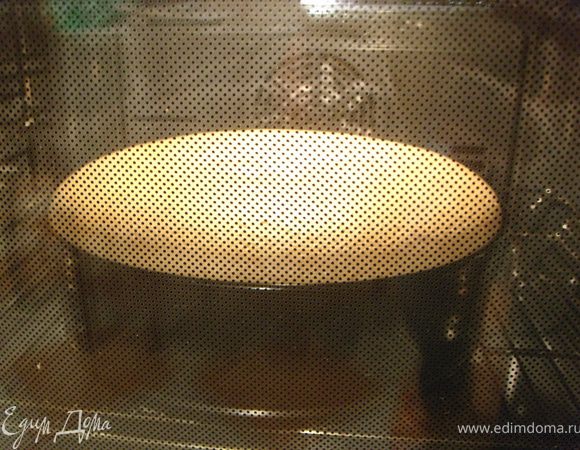 Выпекать в разогретой до 200 градусов духовке 30 минут до образования золотистой корочки. Проверить готовность бисквита деревянной шпажкой.