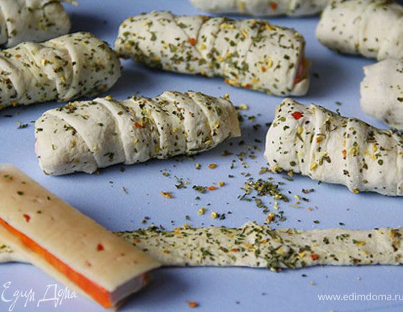 Из сыра нарезать на пластины по длине и ширине крабовых палочек. Крабовые палочки положить между 2-х полосок сыра и завернуть в полоски теста. Выпекать при 180 градусов 25 минут.