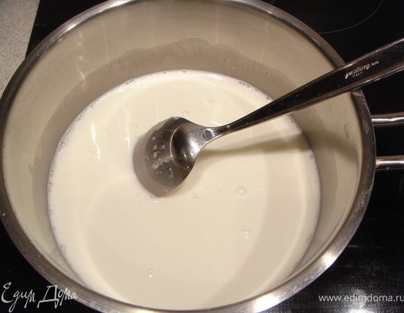 Пока выпекается корж, приготовить крем: 1 стакан сахара и 200 мл сливок вскипятить и остудить. Добавить 150 грамм размягченного сливочного масла и взбить миксером. Добавить 1 ст. ложку крахмала.