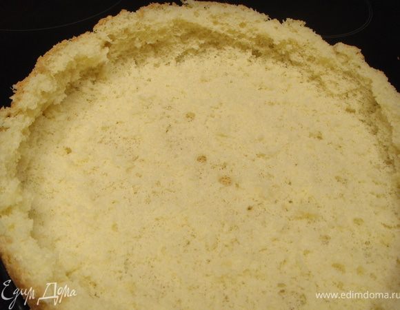 Готовый бисквит остудить в форме. Вынуть и срезать макушку.
Аккуратно вынуть середину.