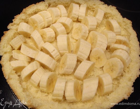 Заполнить внутренность коржа порезанными кружочками бананами. Бананы выкладывать бочком. 