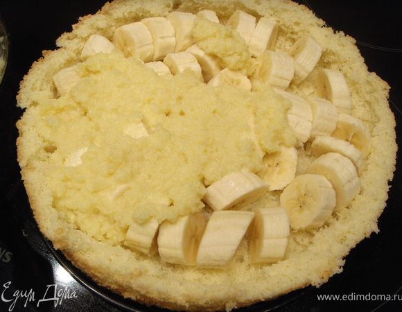 Смешать крем (не весь, оставить 2-3 ст.л. для украшения) и раскрошенную середину бисквита. Замазать бананы полученной массой.