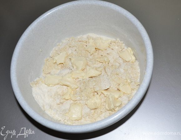 Добавляем кусочками сливочное масло и замесить тесто.