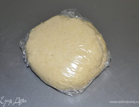 Скатать тесто в шар, обернуть пищевой пленкой и отправить на 30 мин в холодильник.
