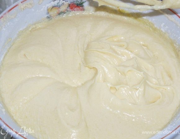 Яйца надо добавлять по одному, каждый раз хорошо взбивая, добавляем шафран