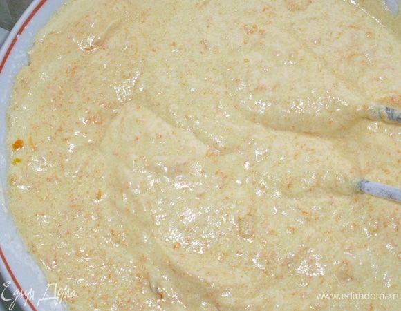 Добавляем постепенно просеянную муку  с разрыхлителем

Добавляем тыкву и цедру и мешаем миксером на маленькой скорости
