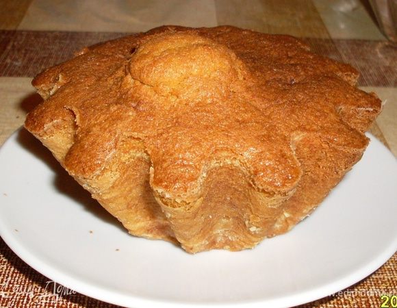 Раскладываем тесто в форму, смазанную маслом и посыпанную мукой 
Выпекать при 170град. около 50мин. Рекомендую выпекать в маленьких формочках- быстрее и точно  пропечется.
Готовность проверьте спичкой, на ней не должно быть прилипшего теста.
