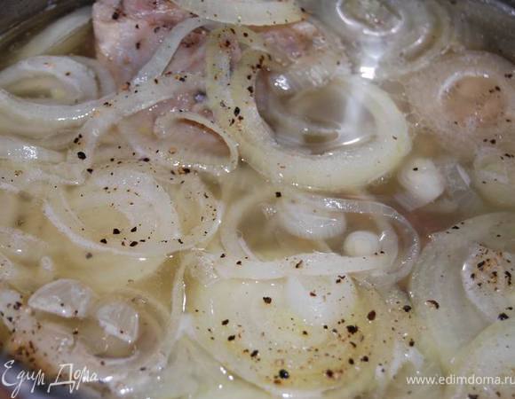 Сверху мяса выкладываем порезанный кольцами лук. Соль,черный молотый перец.
Тушим на слабом-слабом огне.