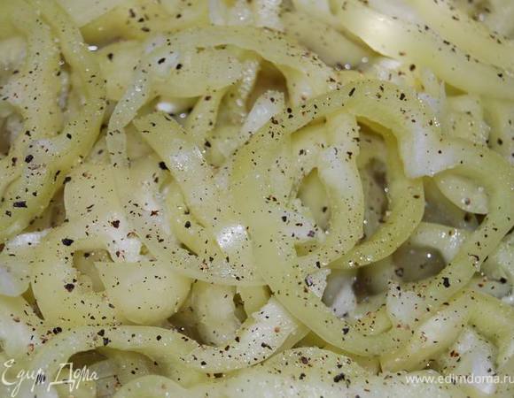 Через 30 минут добавляем порезанный кольцами перец. Немного солим и перчим.