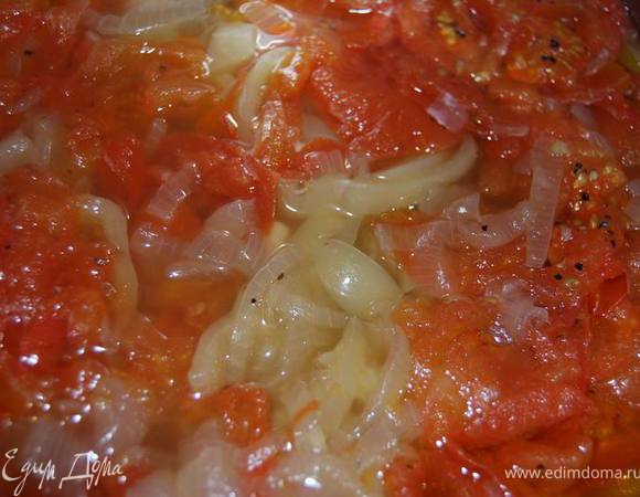 Теперь занимаемся другими делами и оставляем мясо с овощами томиться - чем дольше, тем лучше. Для готовности достаточно 3-4 часа, для неповторимой вкусности - сколько можете ждать! :) Я жду уже 5 часов, думаю еще часок подожду -  просто нужно доделать один внезапный салатик! 
А вообще летом я всегда с утра ставлю такую баранину томиться на уличной печи и к ужину все собираются на неповторимые ароматы! 
Приглашаю и вас! :)