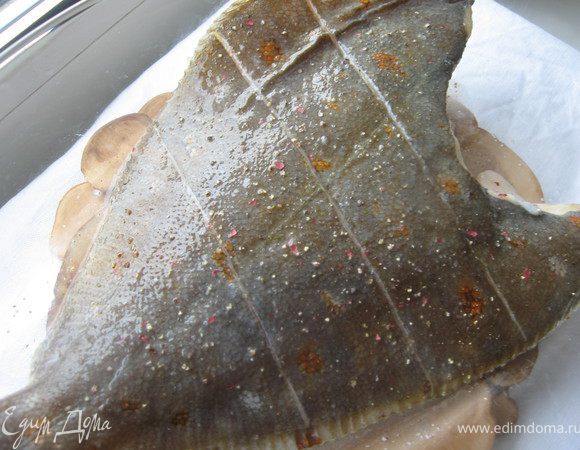 Рыбу почистить, отрезать плавники, сделать надрезы вдоль, разрезав хребет, но не насквозь. Посолить, поперчить, полить соком лимона и оставить на 30 минут.
