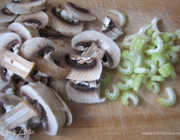 Лук и сельдерей нарезать колечками,  грибы пластинками. 