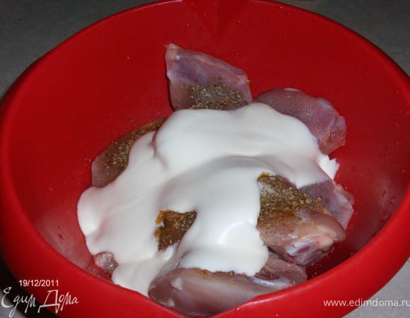 Посолите куриные бедрышки, замаринуйте в майонезе, положите приправу для курицы.